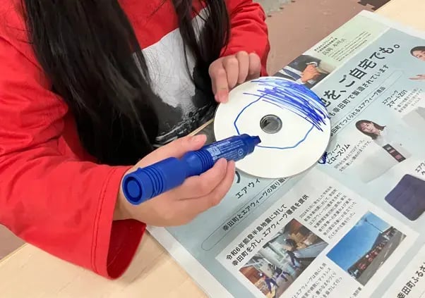 こまを作っている様子