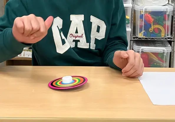 こまを回している様子1
