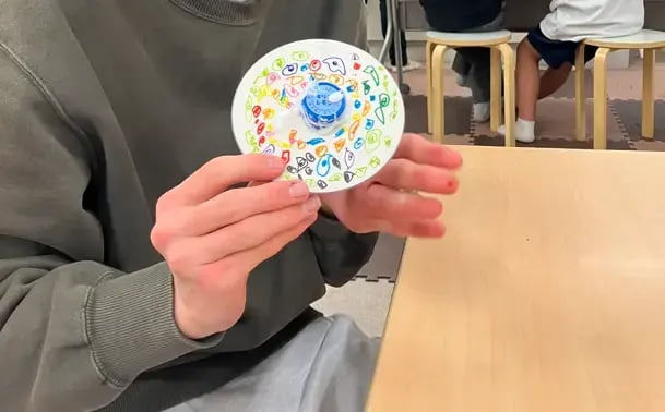 完成したこまを見せている様子