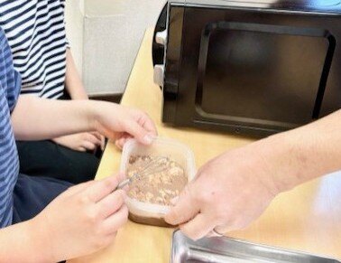 調理をしているこども3