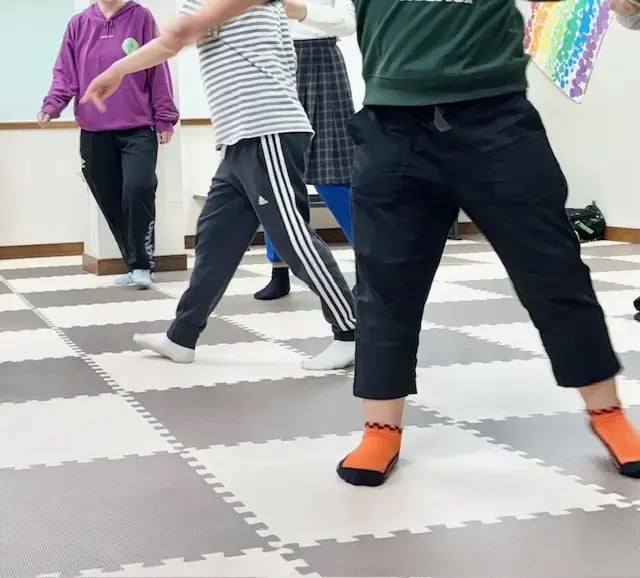 ダンスを踊る子ども2