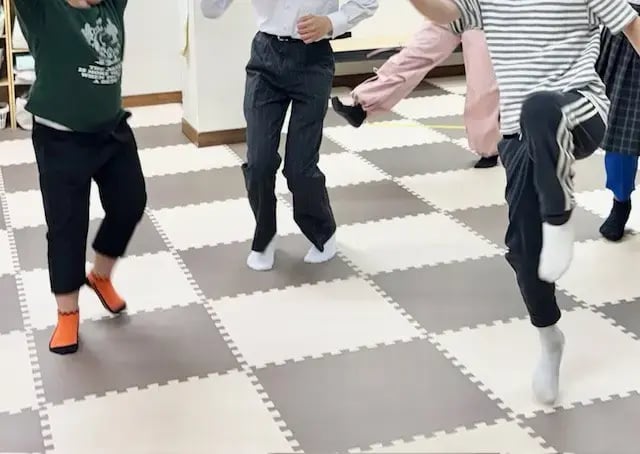 ダンスを踊る子ども3