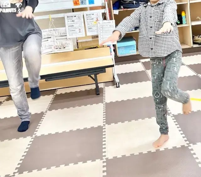 ダンスを踊る子ども1