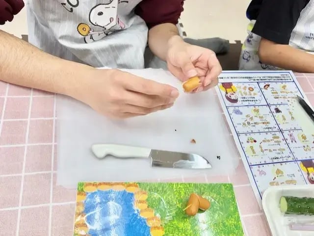 ウインナーを切っている子ども