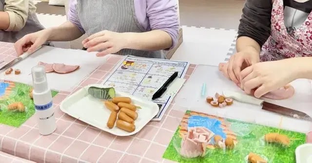 ハムを切る子ども