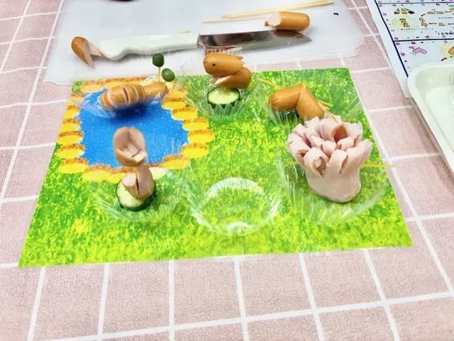 飾り切りをする子ども