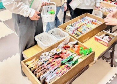 お菓子を選ぶ子ども2
