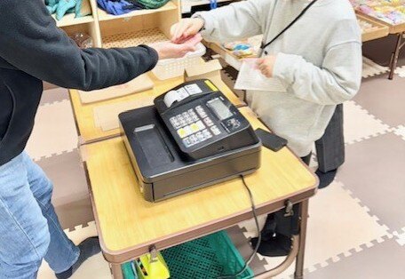 レジでお金を払う子ども