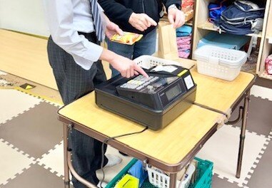 レジを打つ子ども