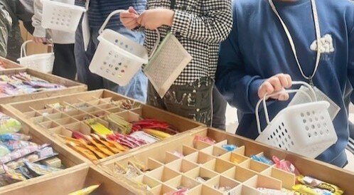お菓子を選ぶ子ども1