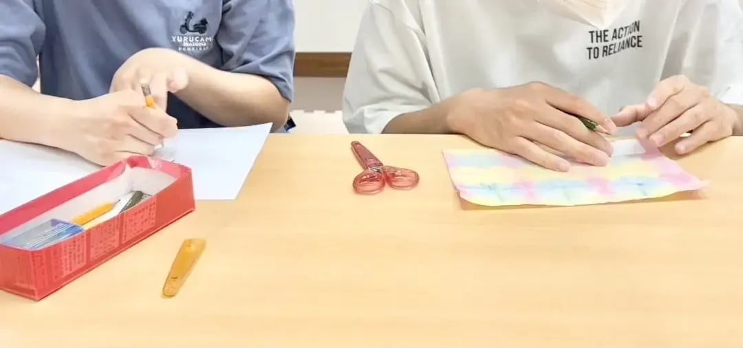 折り染めをする子ども３