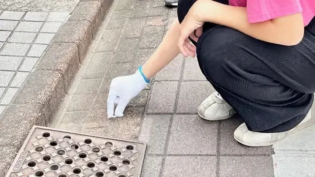 ごみを拾う子ども2