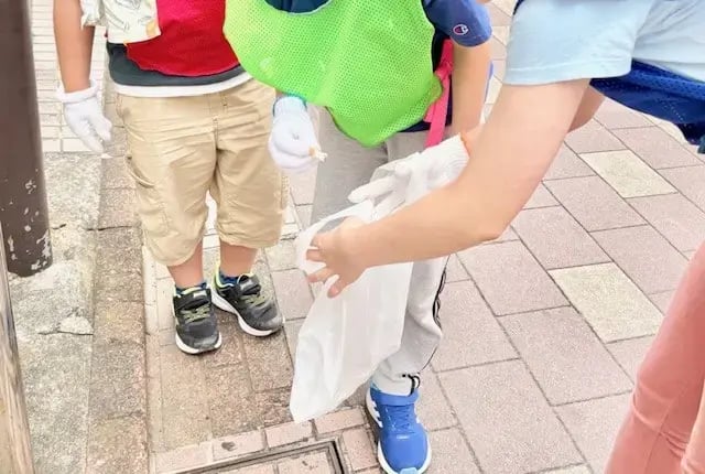 ごみを拾う子ども3