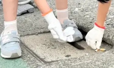 ごみを拾う子ども1