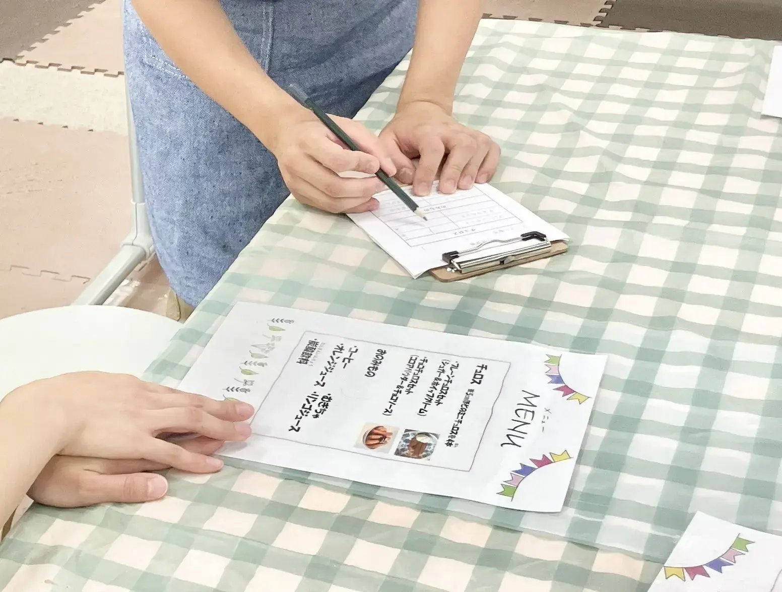 注文を取る子ども１