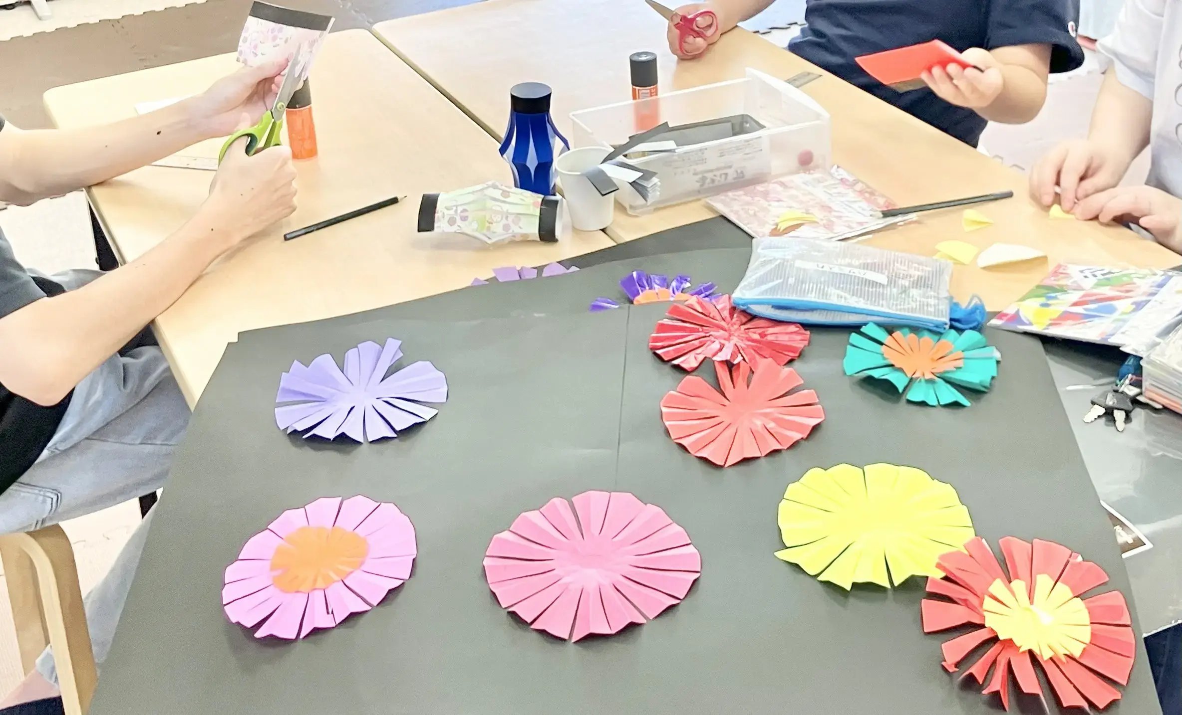夏祭り工作をする子ども1