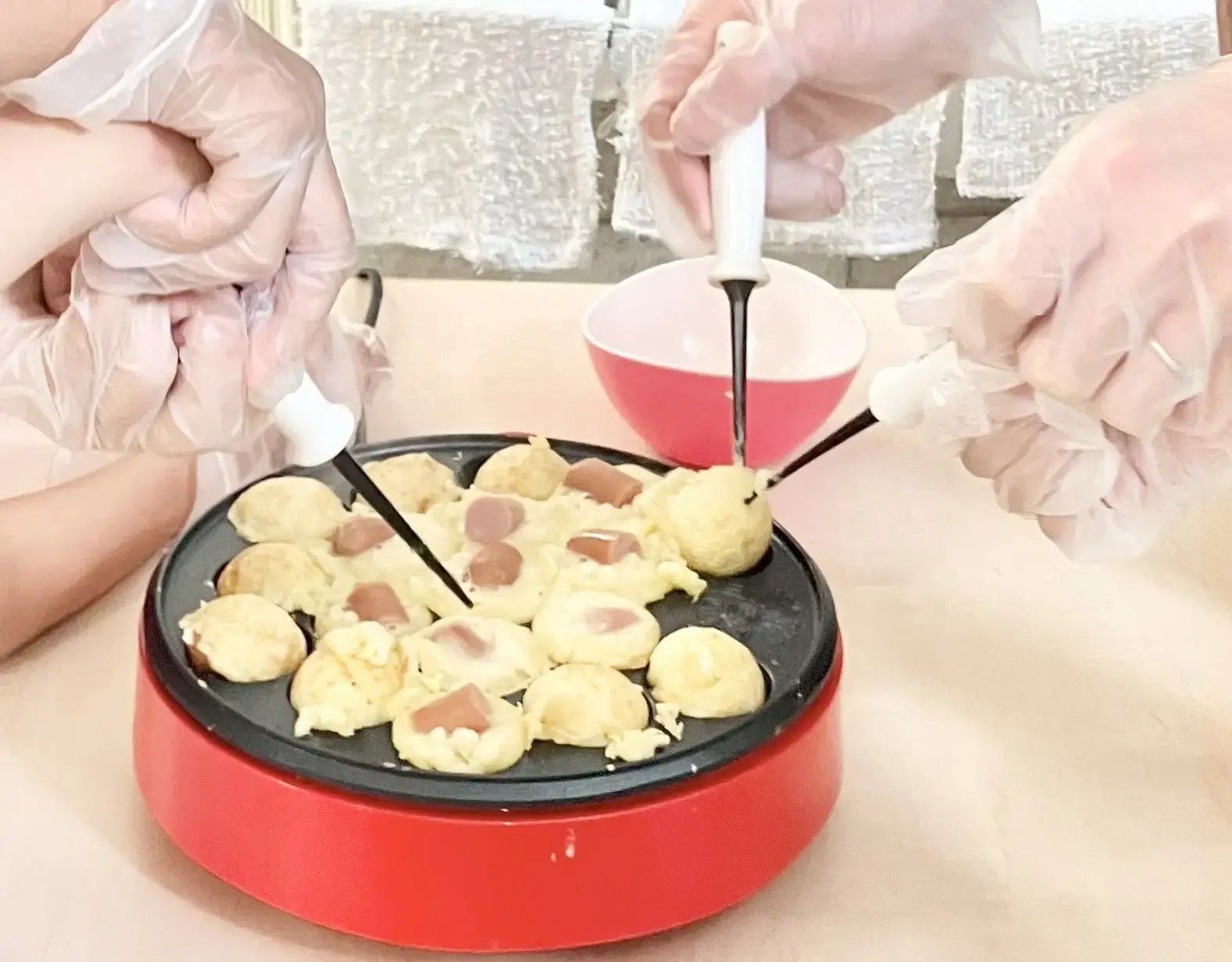 たこ焼きを作る子ども２