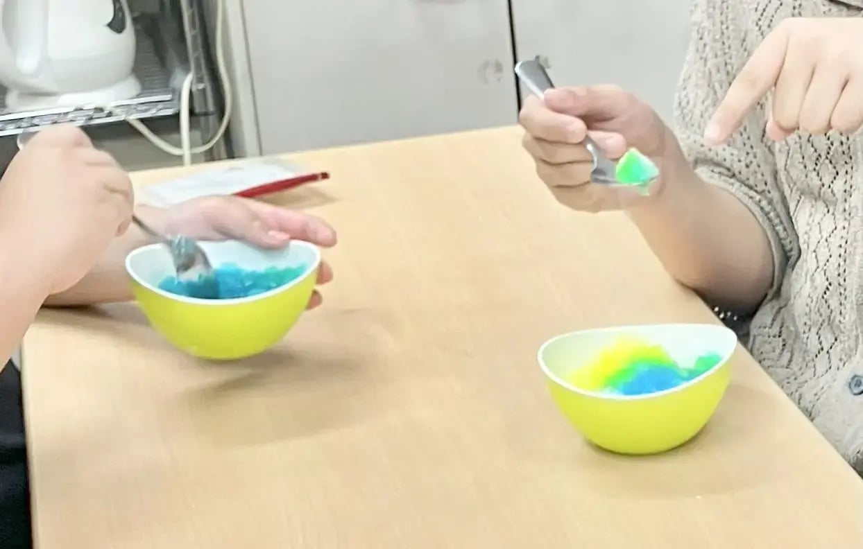 かき氷を食べる子ども１