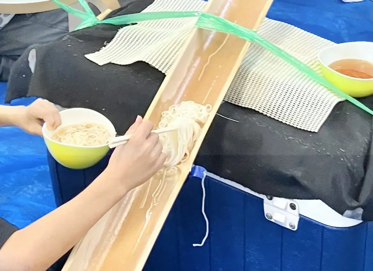 流しそうめんをする子ども１