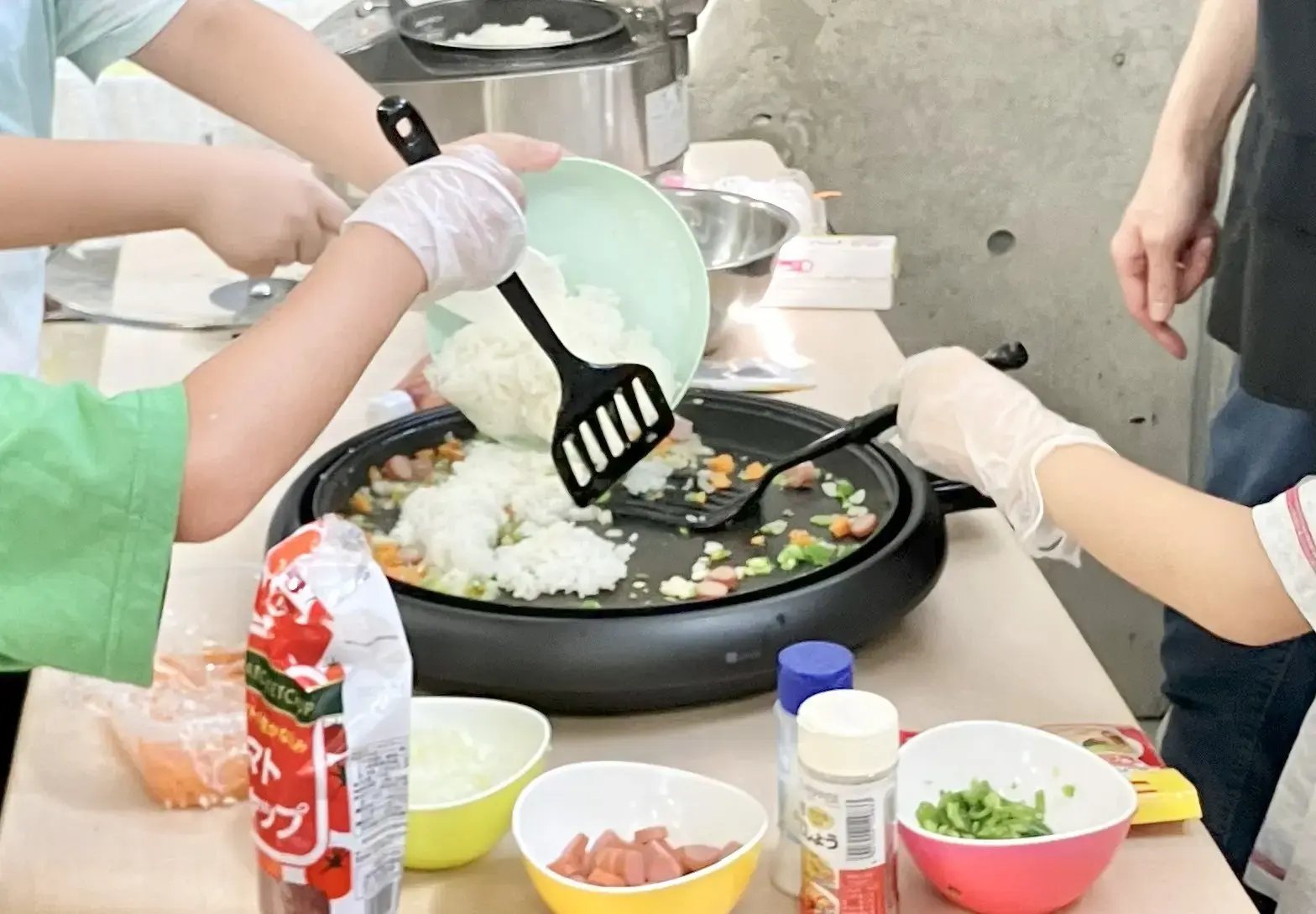 チャーハンを炒める子ども１