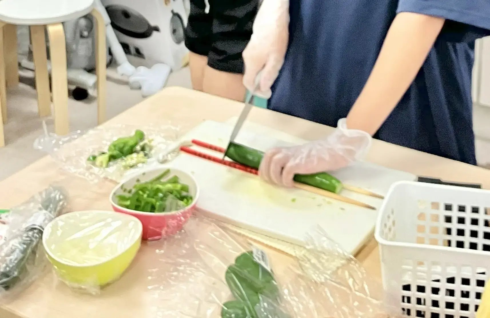 野菜を切る子ども１