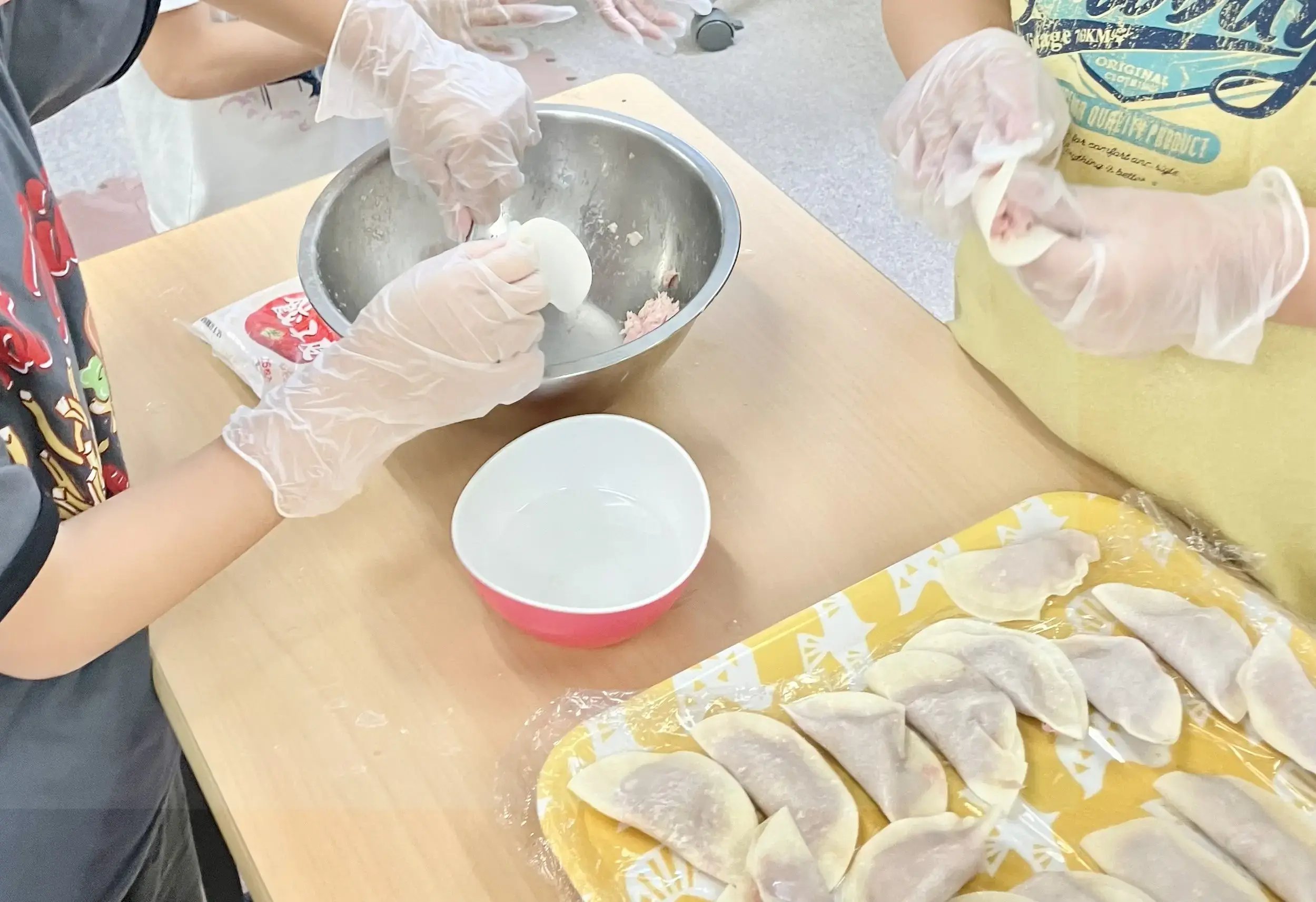 餃子を作る子ども２