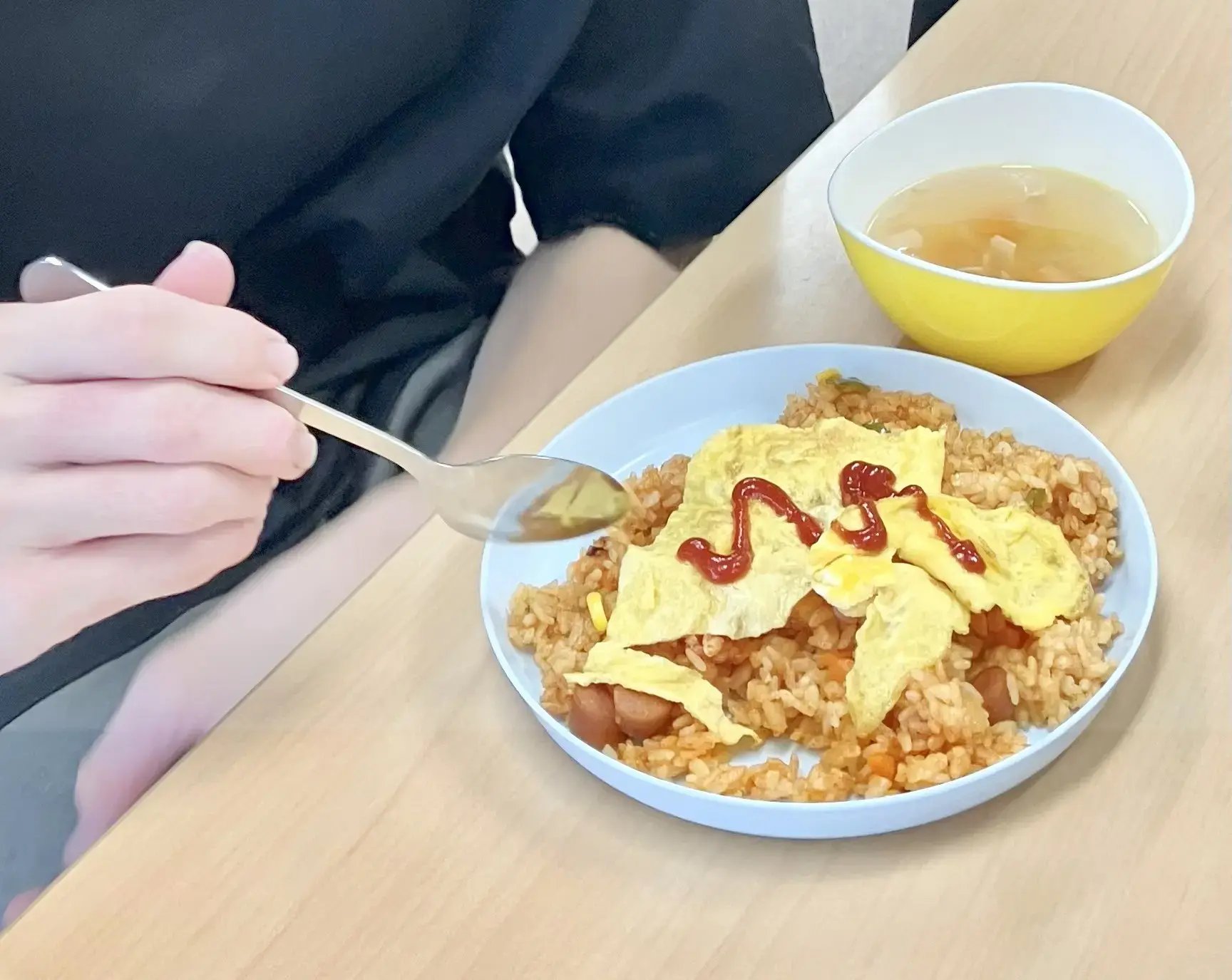 オムライスを食べる子ども１
