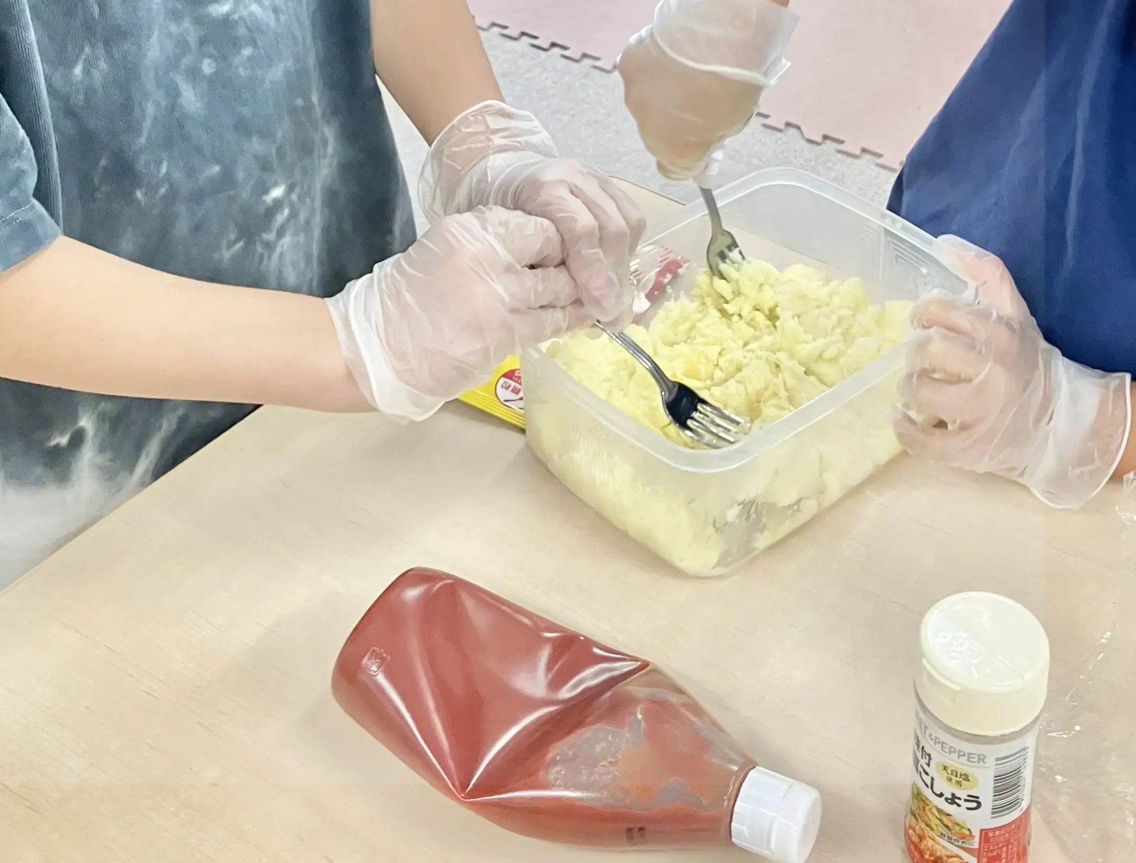 ポテトサラダを作る子ども１