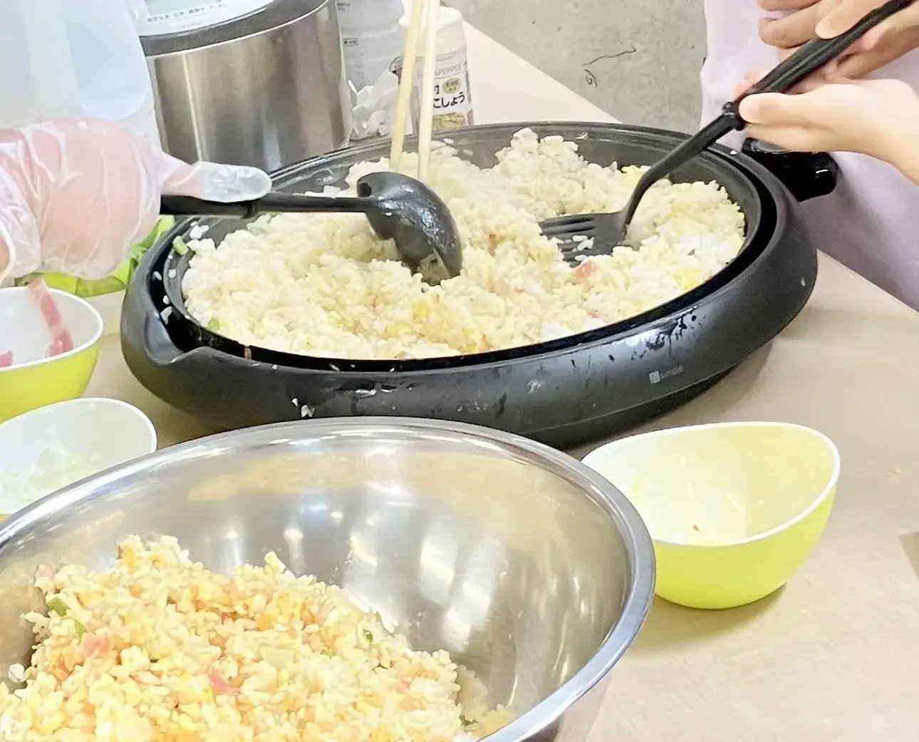 チャーハンを作る子ども２