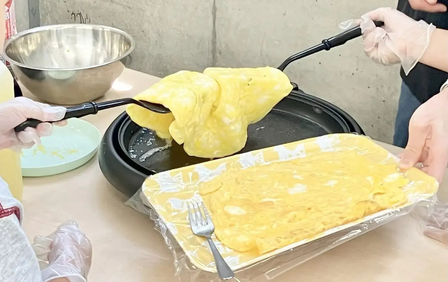 オムライスを作る子ども１