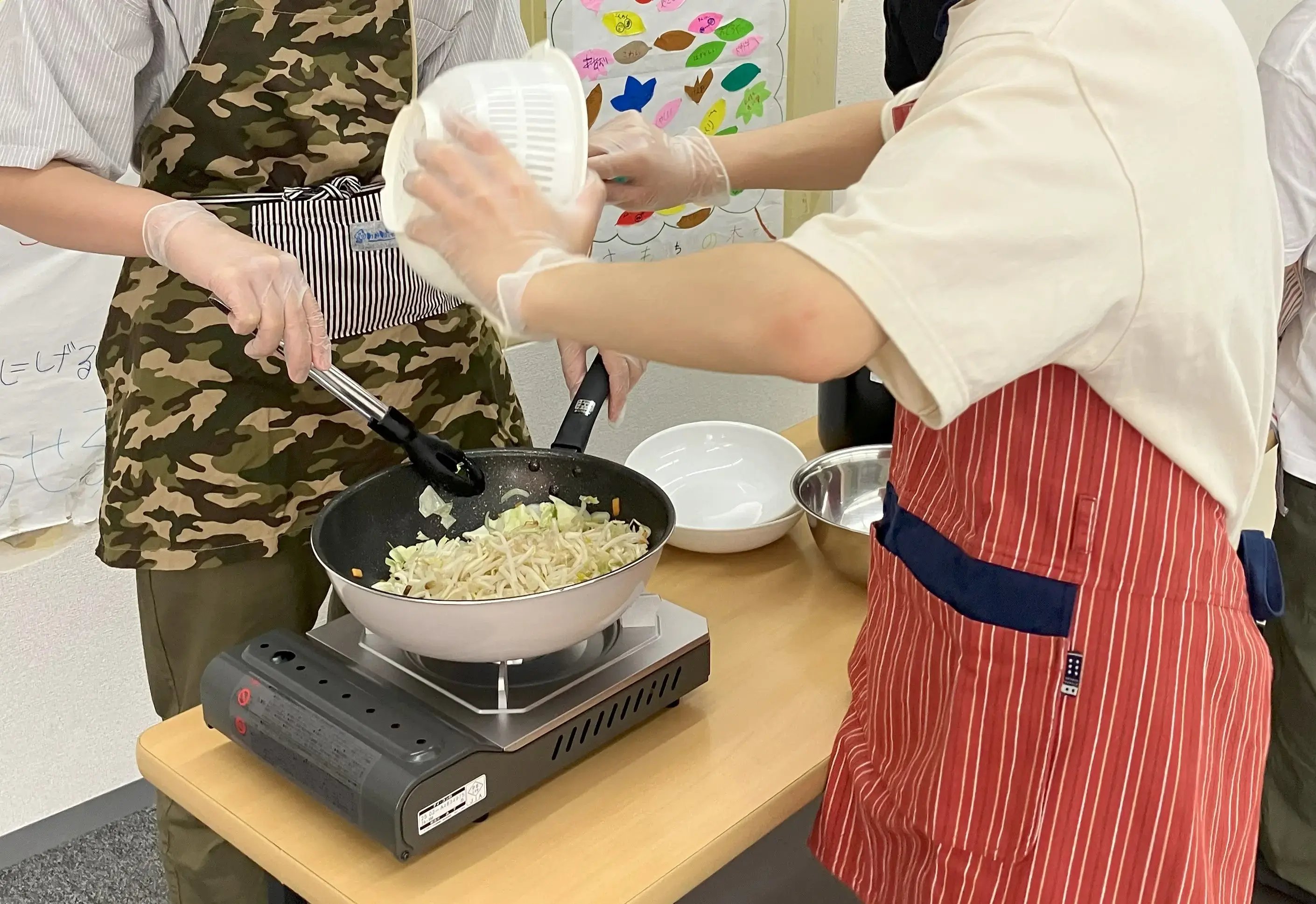 野菜炒めを作っている様子