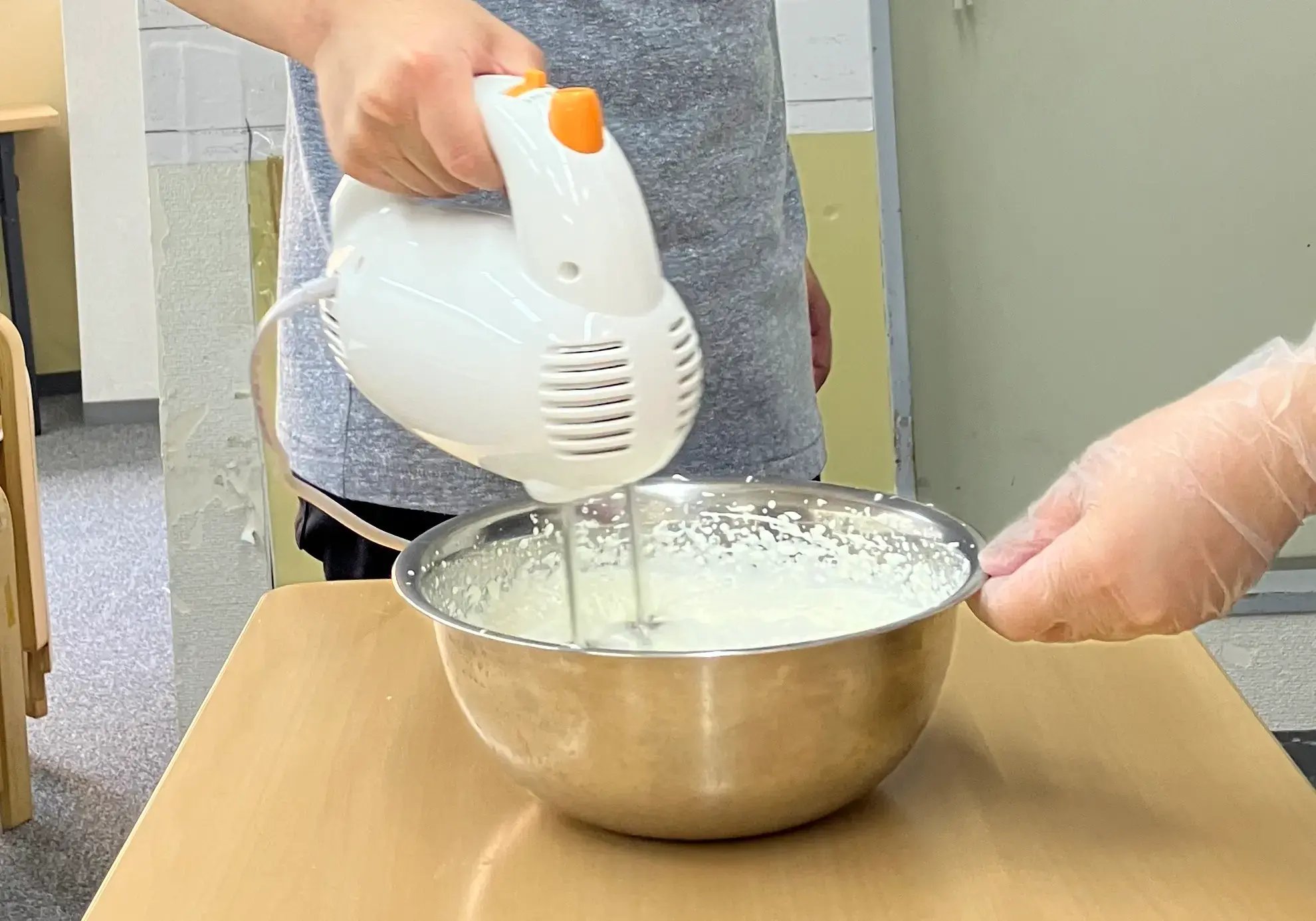 生クリームを泡立てている様子