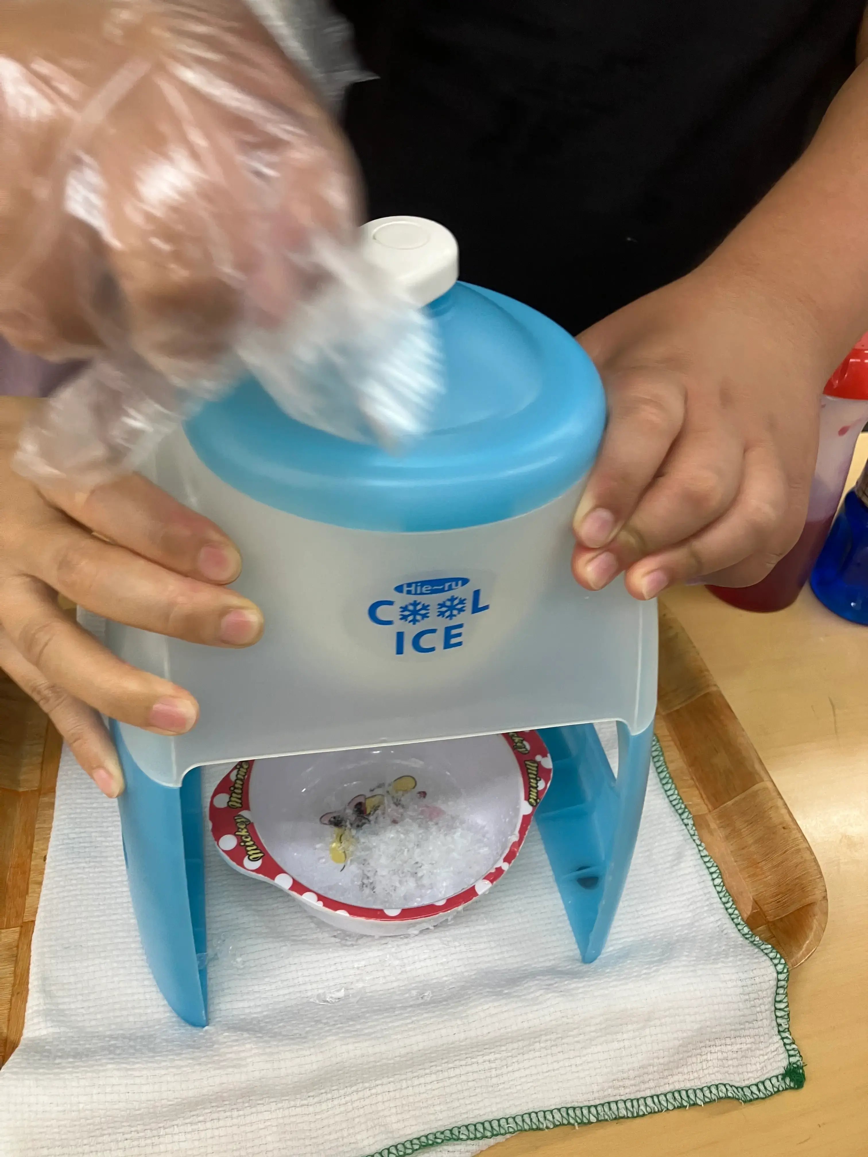 かき氷を作っている様子①