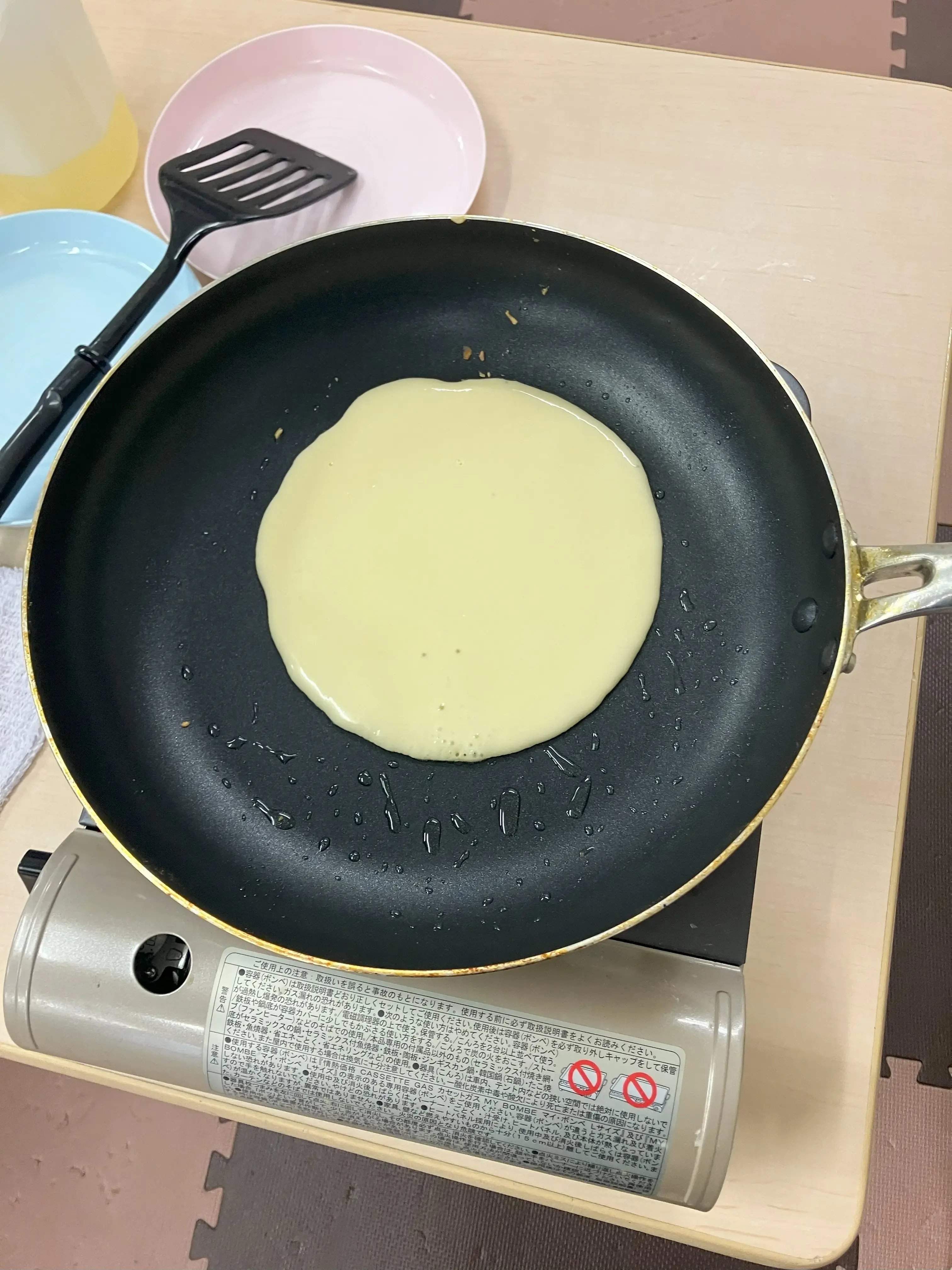 ロールケーキの生地を焼いている様子