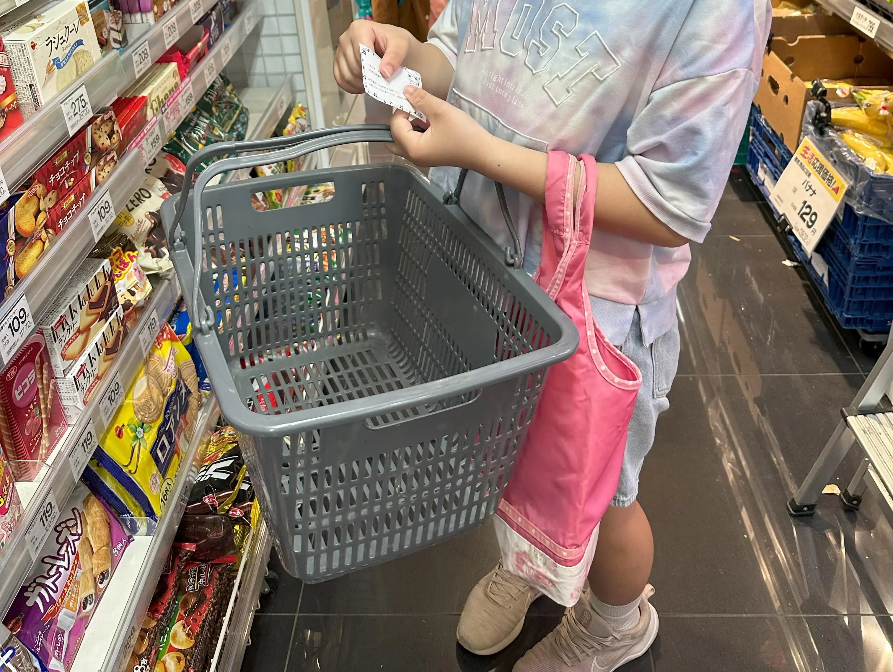 店内で商品を選んでいる様子