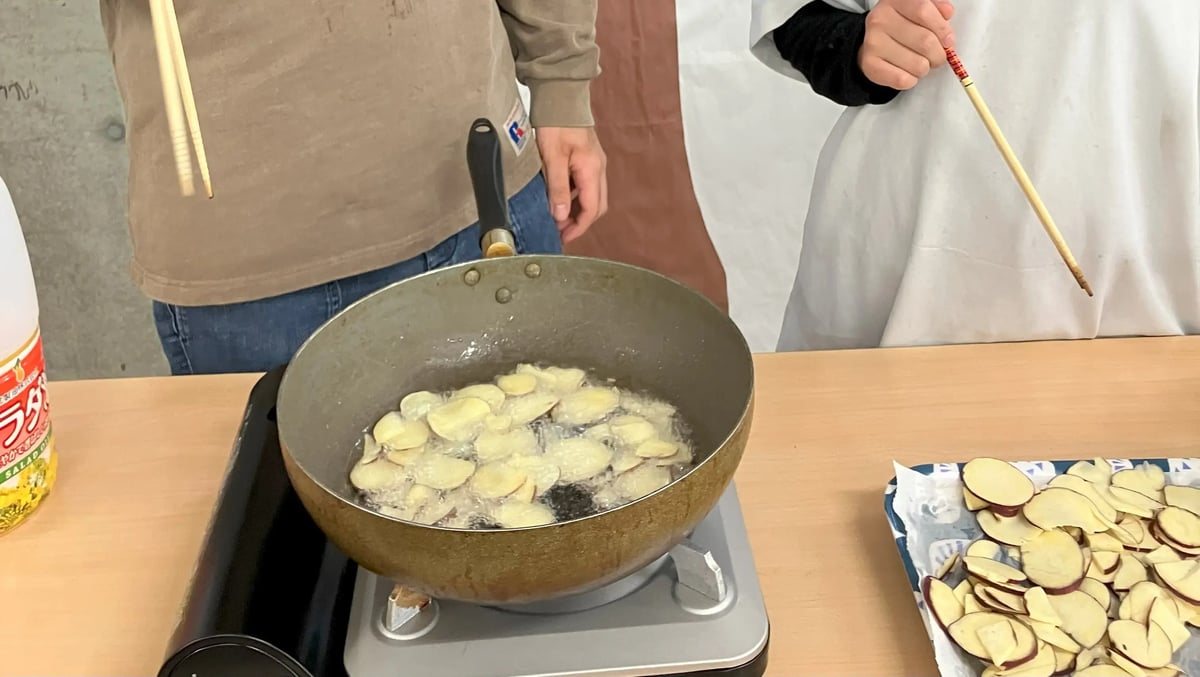 さつまいもチップス作り