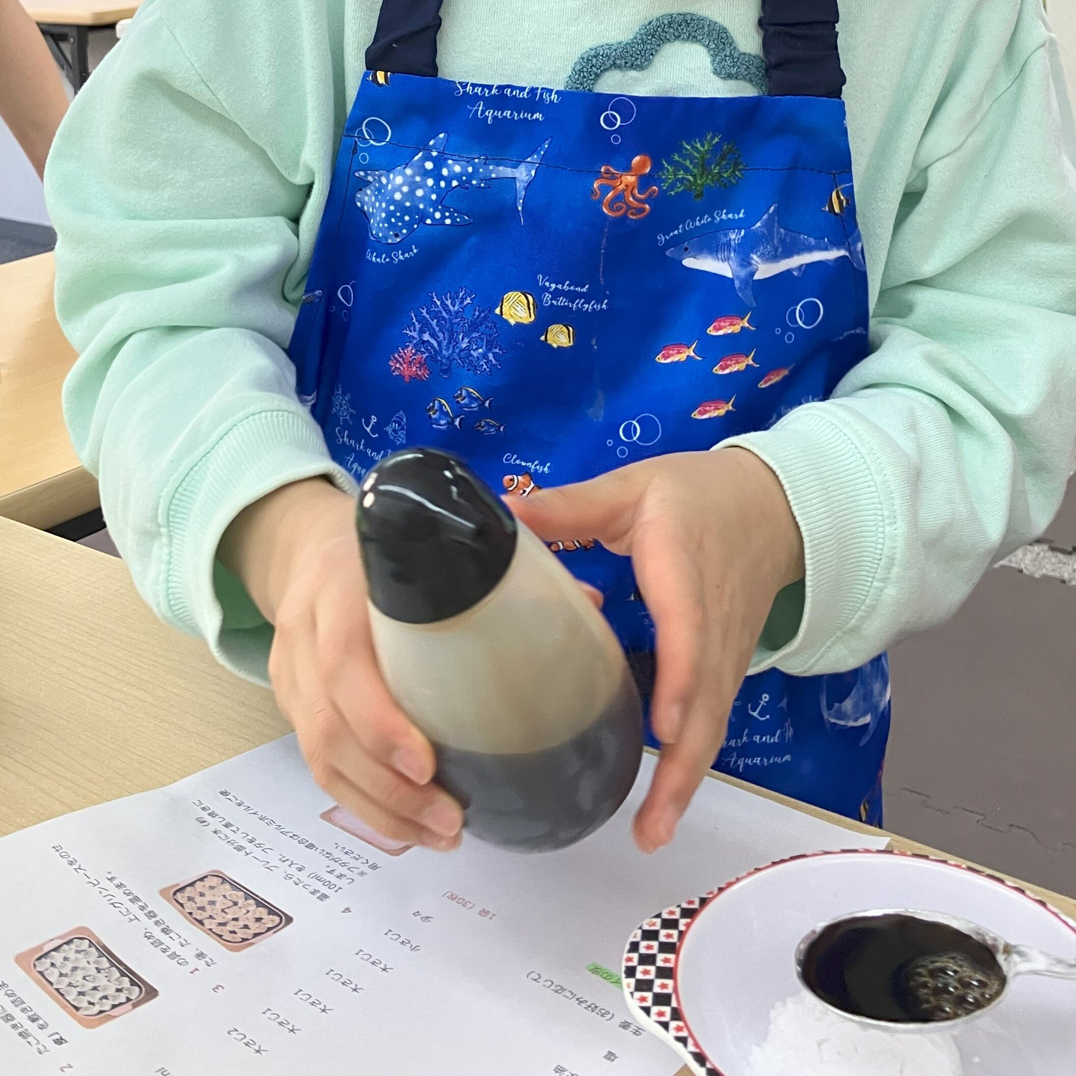 調味料をはかっている様子
