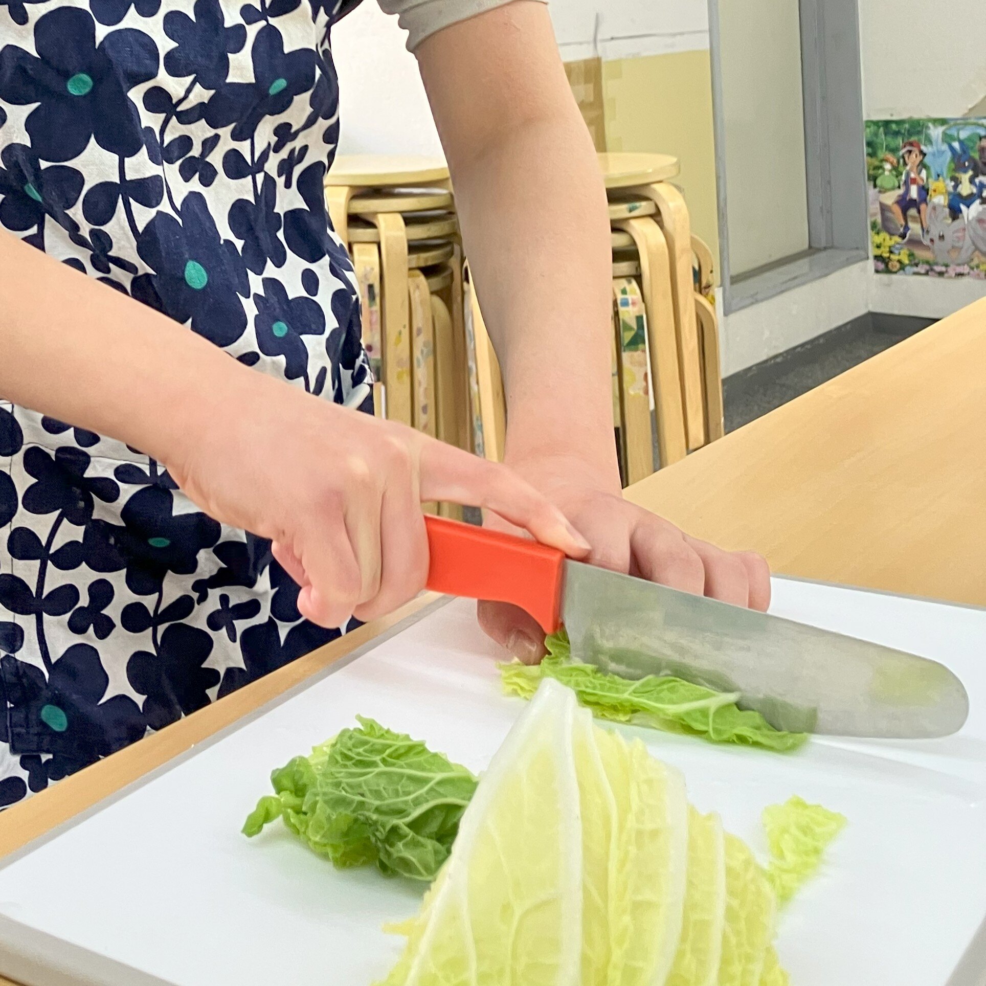 白菜を切っている様子