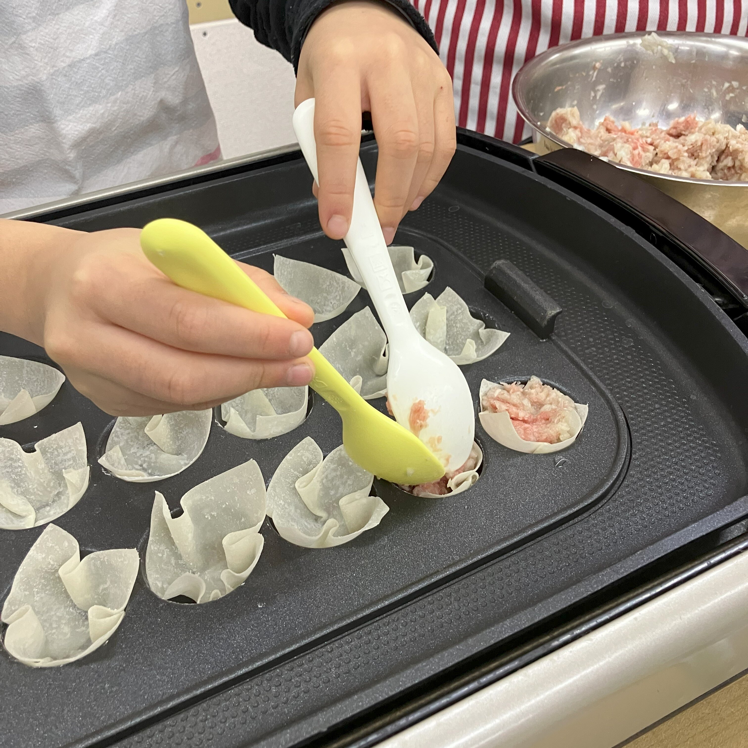 シュウマイを作っている様子