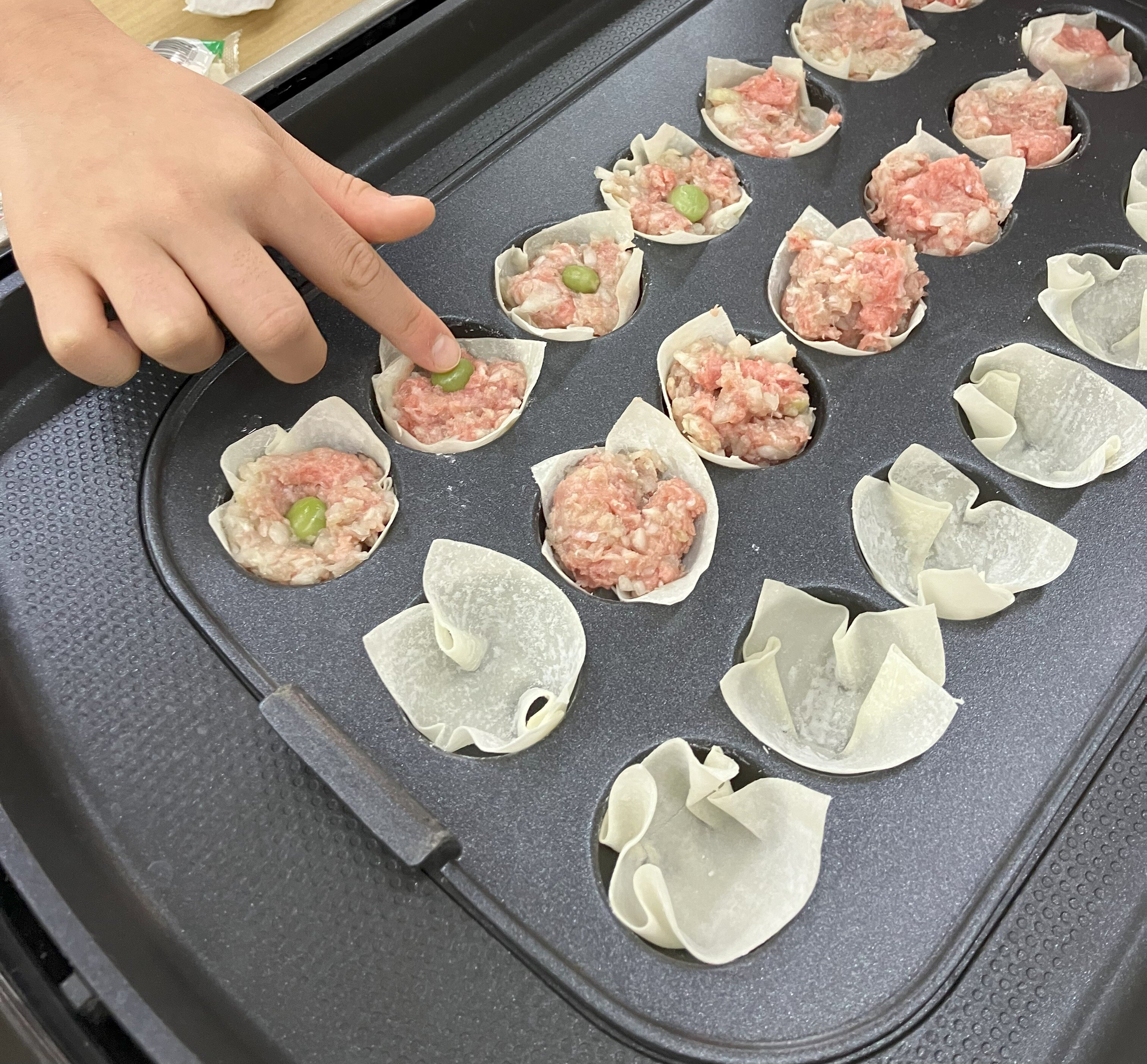シュウマイを作っている様子