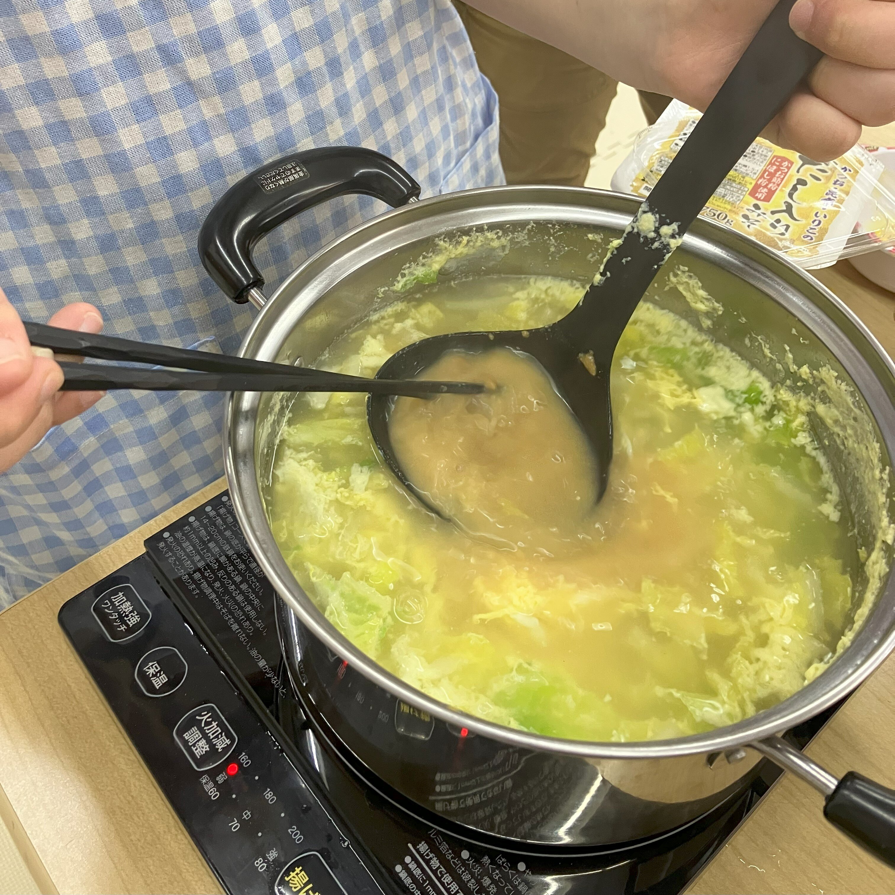 味噌汁を作っている様子