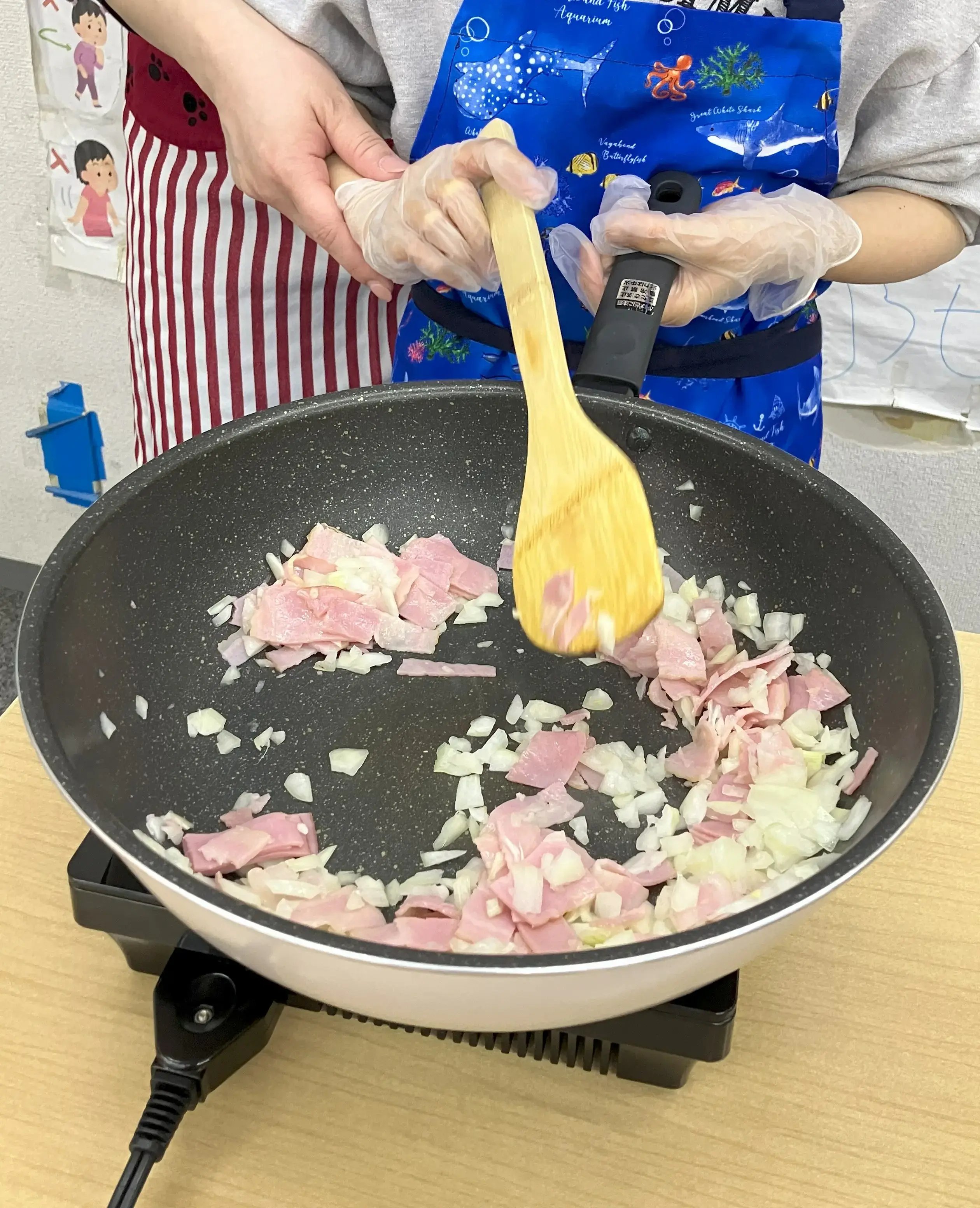 炒めている様子