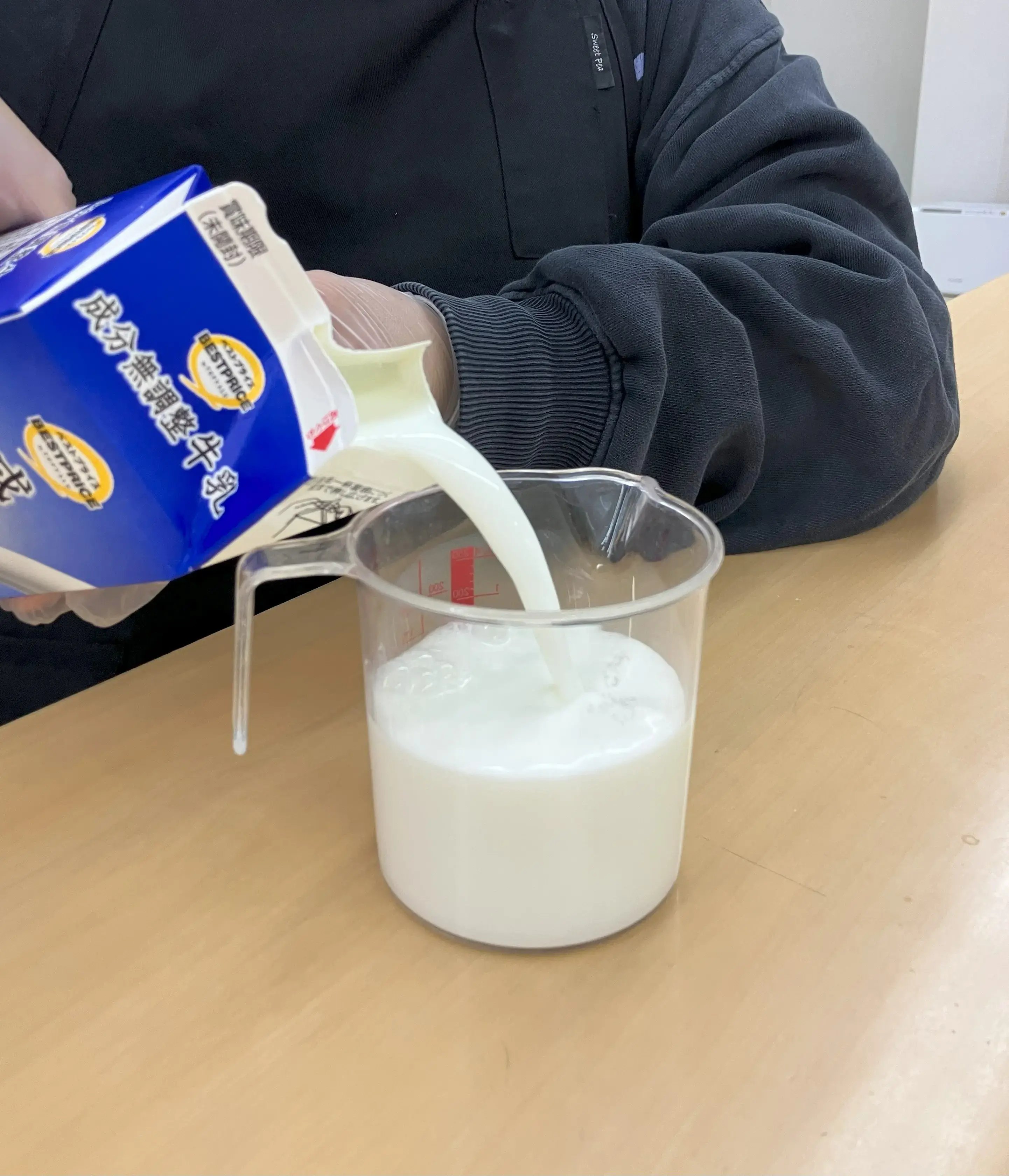 牛乳を計量している様子