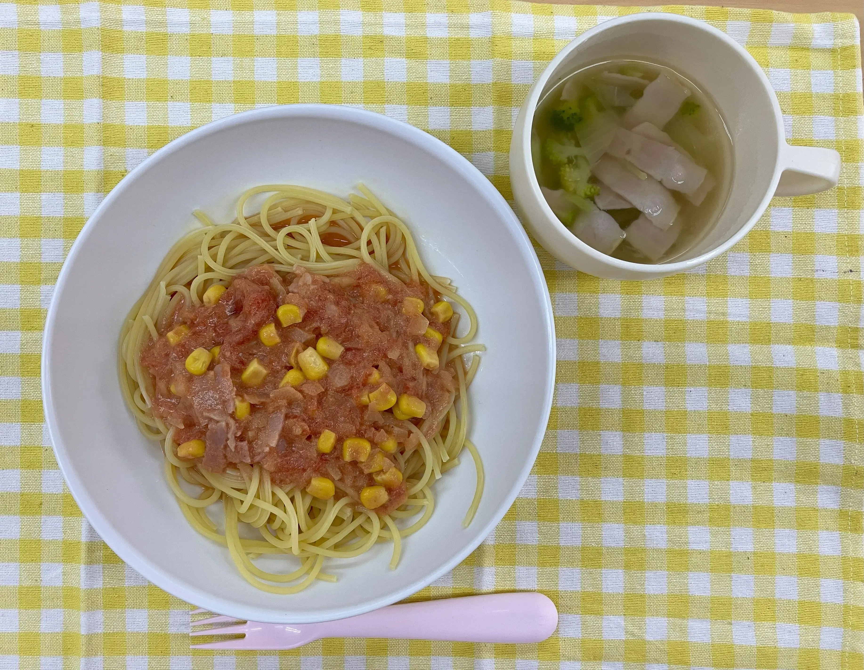 完成したスパゲッティとスープ