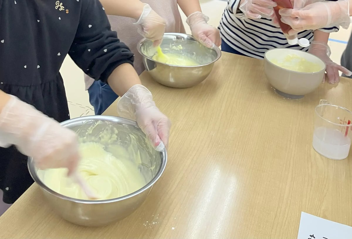 生地を混ぜている様子