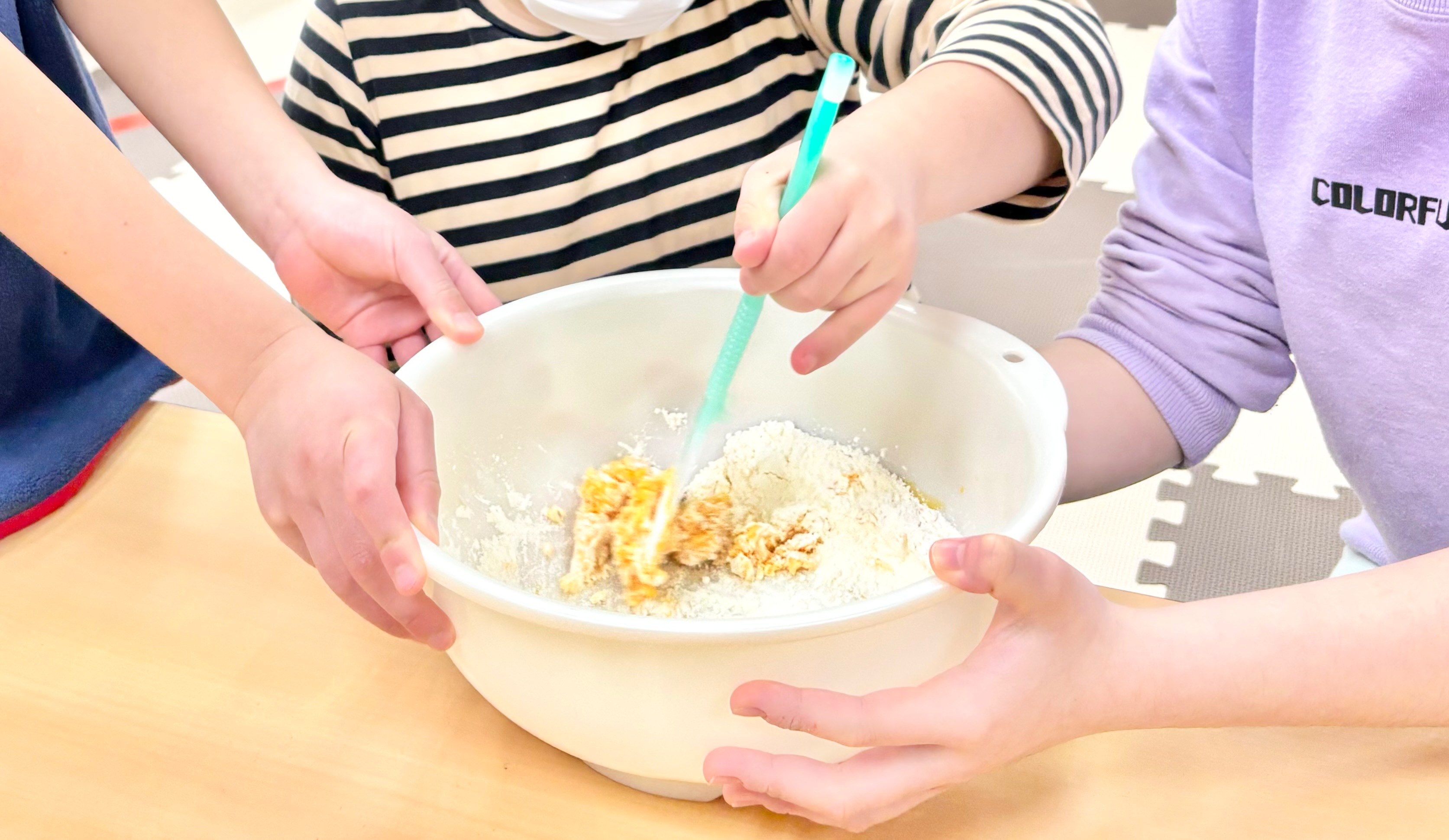 お菓子を作っている子ども１