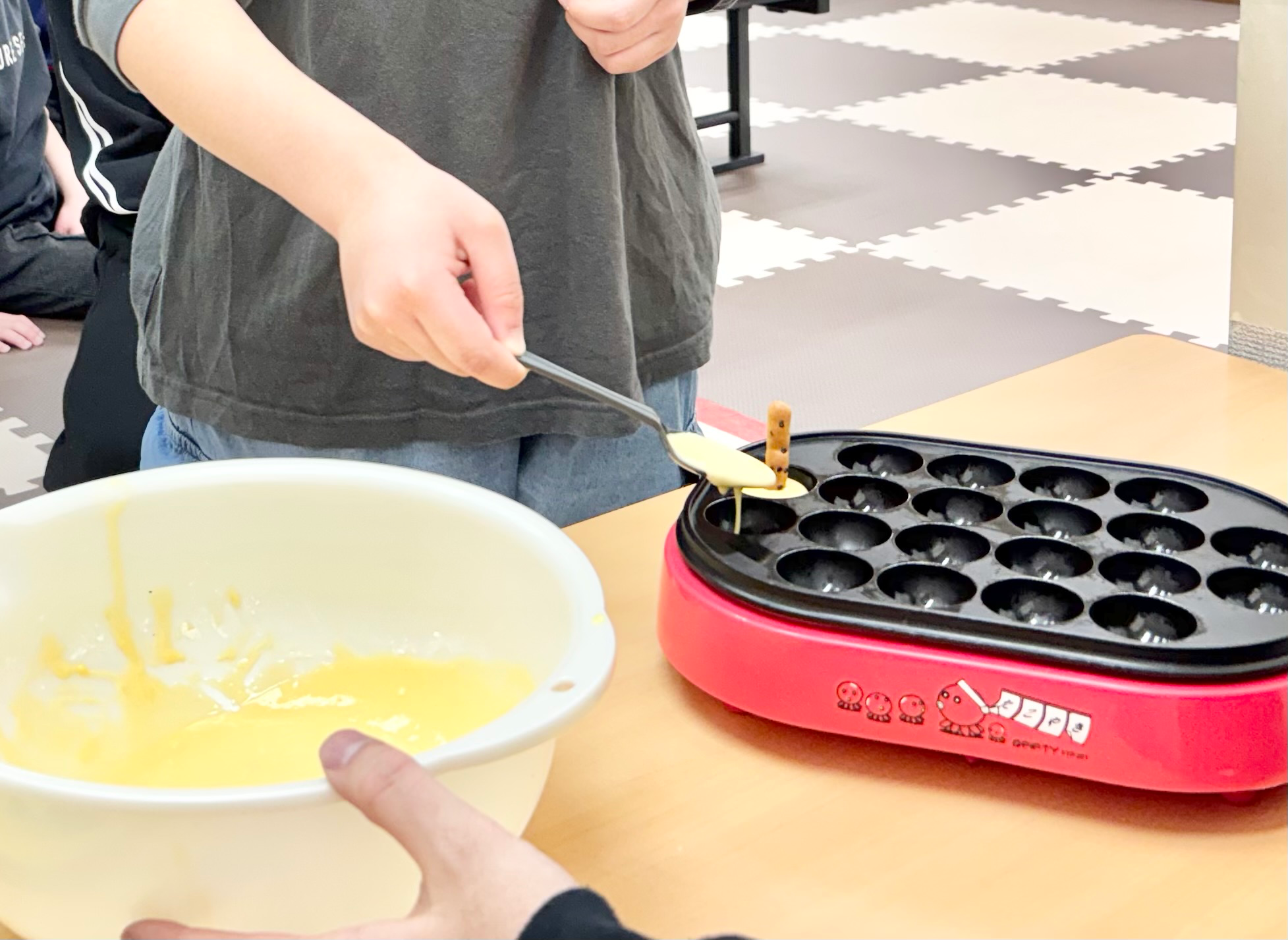 お菓子を作っている子ども２