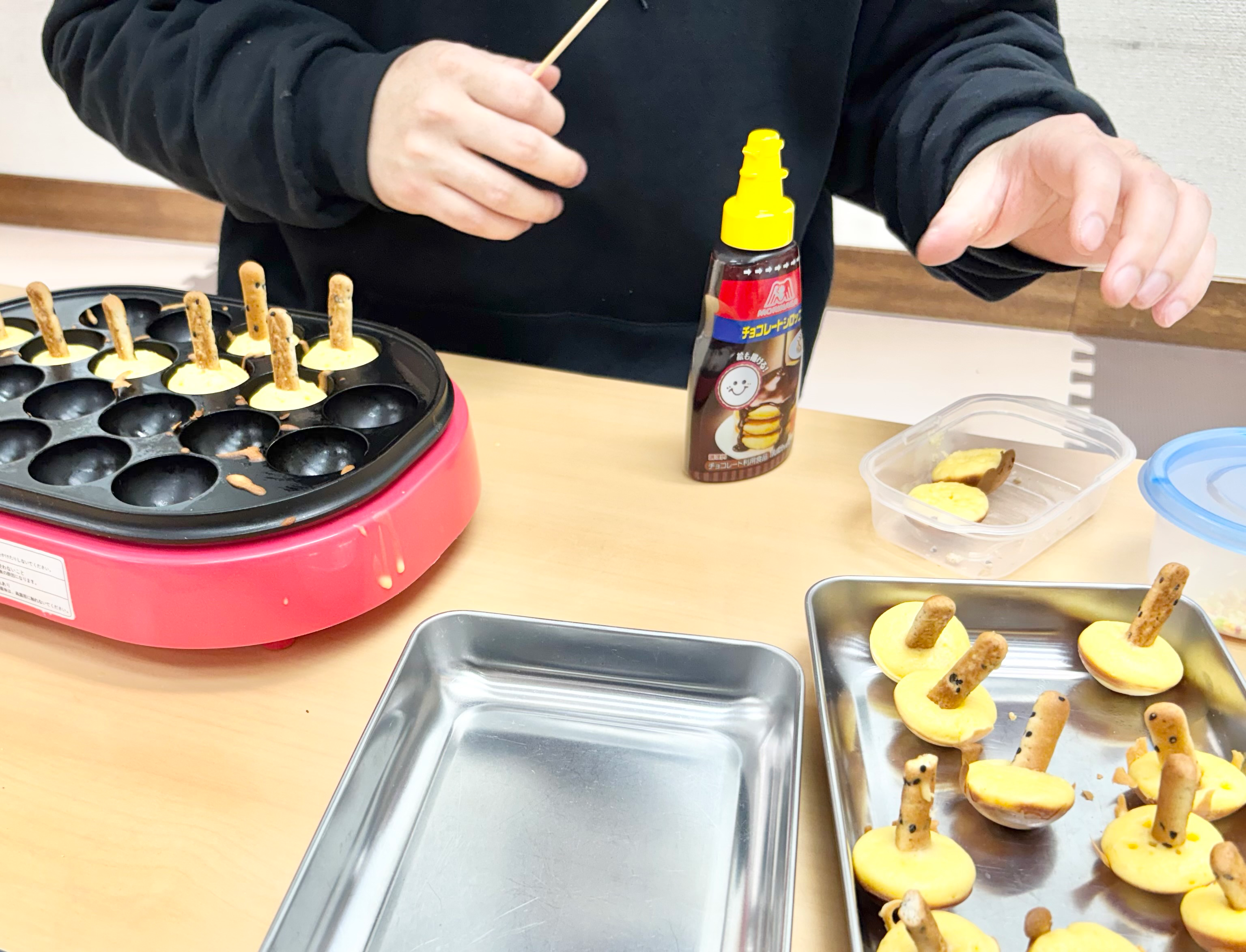 お菓子を作っている子ども３