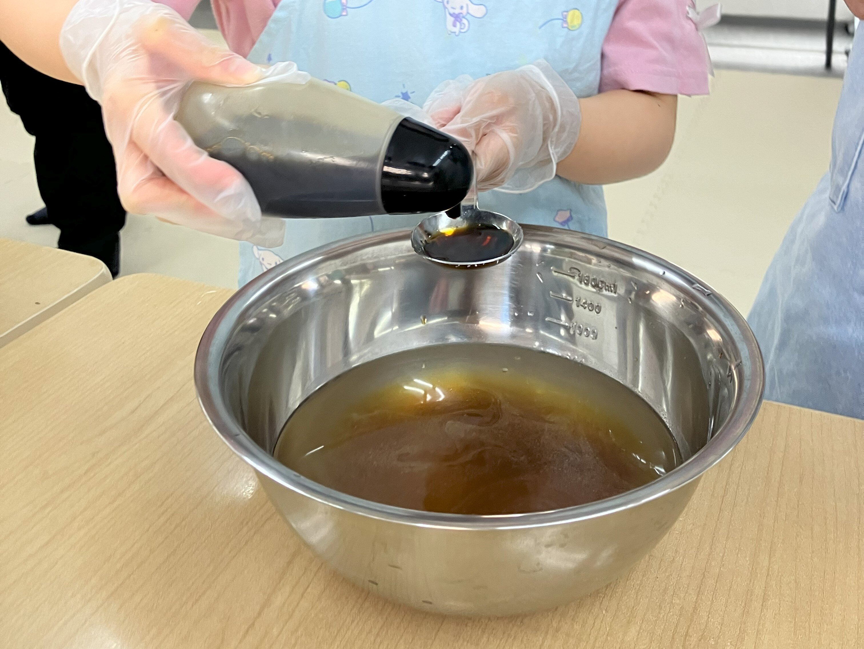 調味料を入れている様子