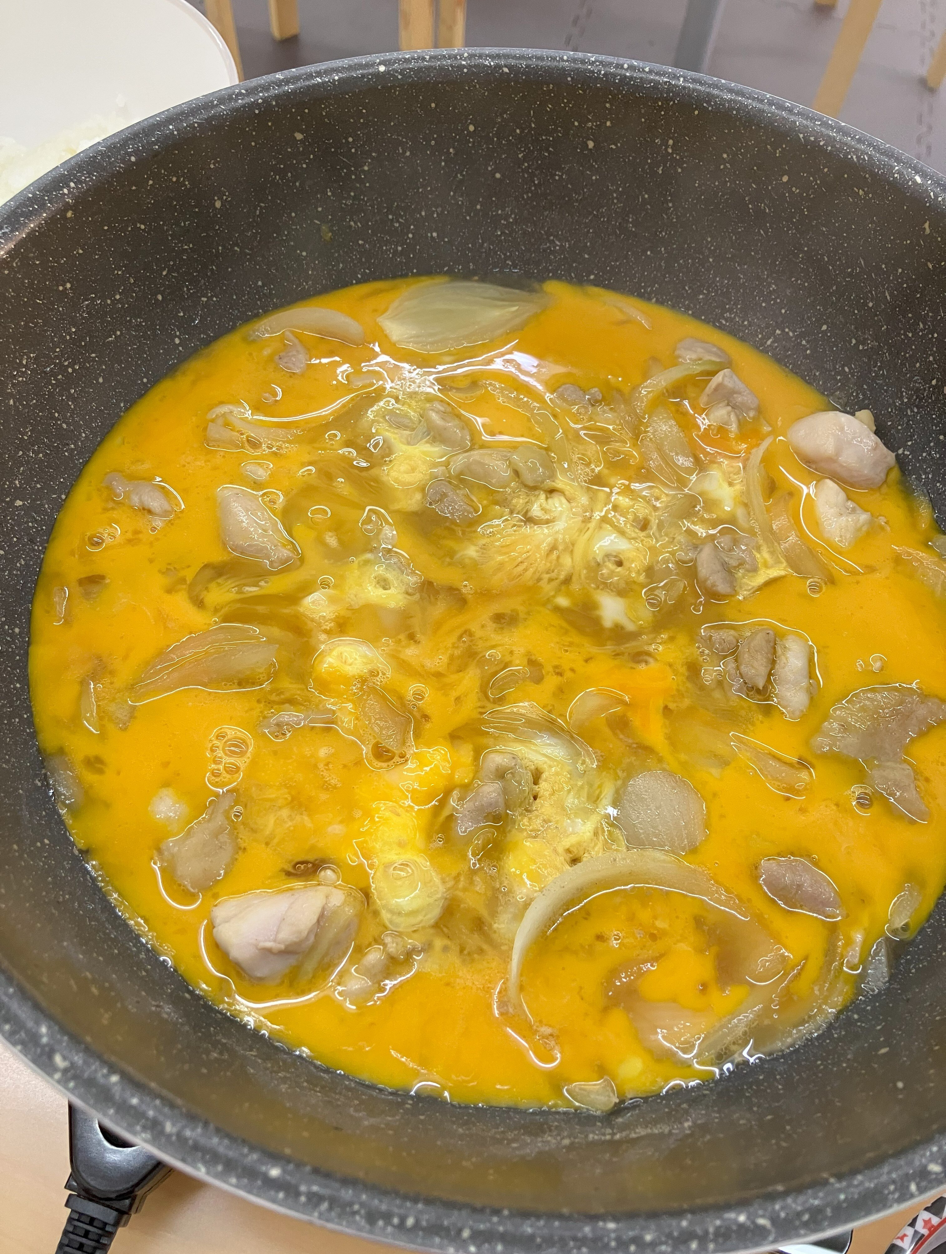 親子丼を作っている様子